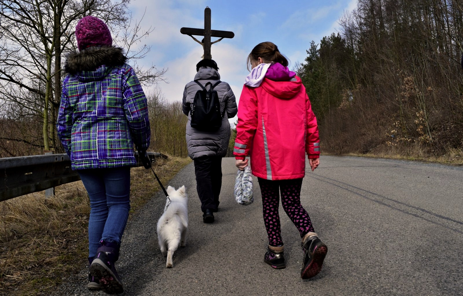 pes, zvíře, cesta, kříž, křížová cesta, děti / dog, cross, children / foto -IMA-