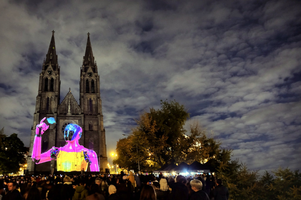 Kostel sv. Ludmily Praha, robot, lidé, tma, mraky, projekce. Signal fest / -ima-