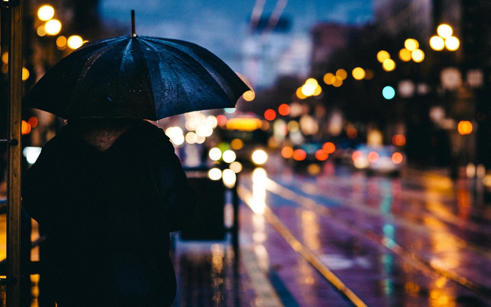 postava s deštníkem na ulici ve tmě / foto: pixabay.com