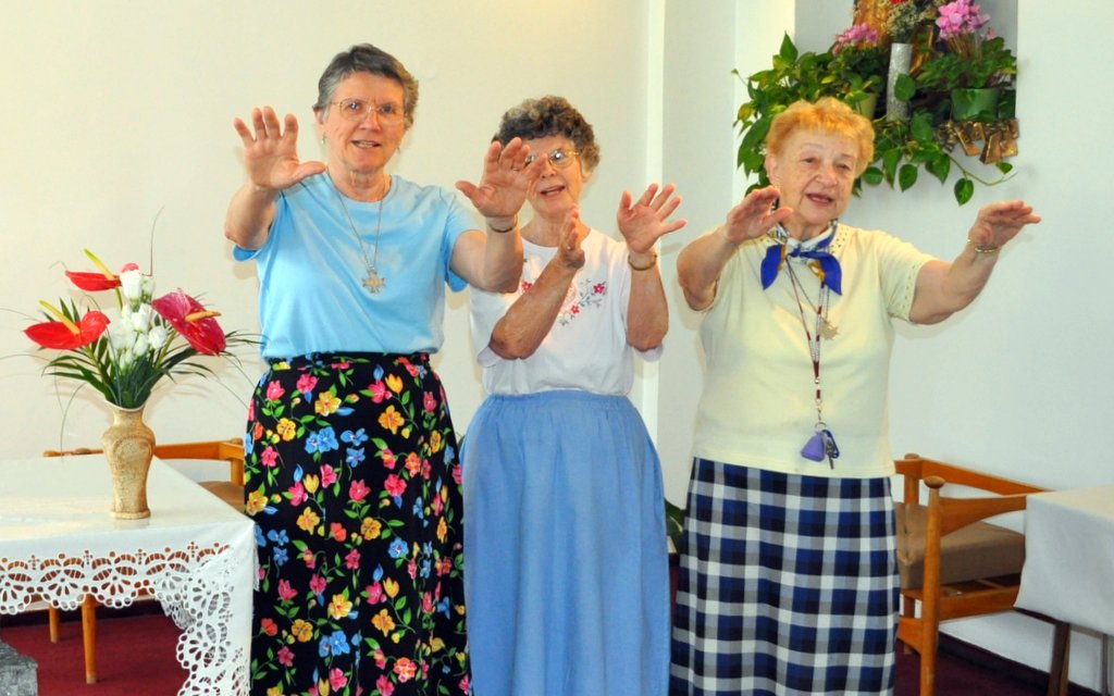 tři ženy seniorky žehnající / -ima-