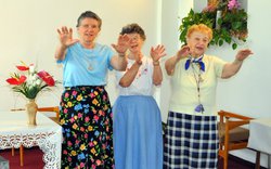 tři ženy seniorky žehnající / -ima-