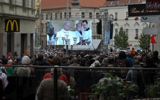 Pán skrze eucharistii přetváří anonymní dav ve společenství