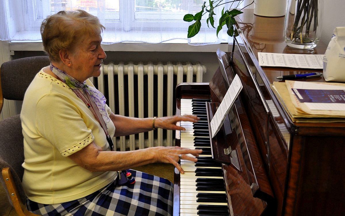 senior, žena, klavír / -ima-