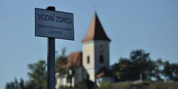 Tato voda stéká do pouště a končí ve slaných vodách a jejich voda je tím uzdravena