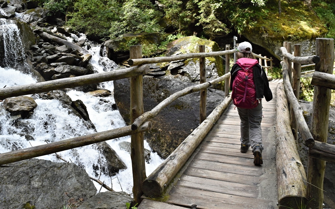 most, řeka, potok, bystřina, člověk, turista, chodec, v horách