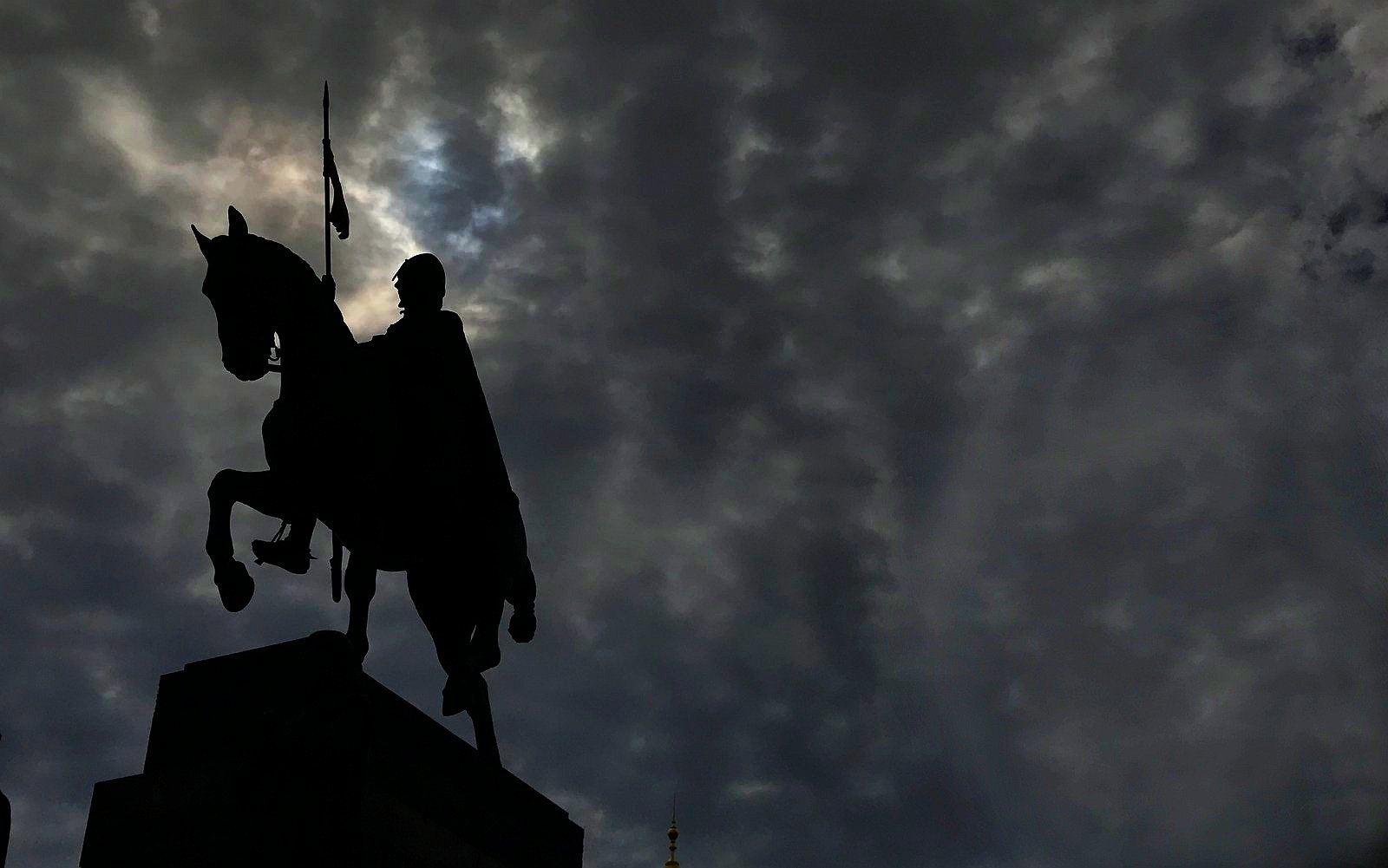 svatý Václav, temné mraky s prosvítajícím světlem, silueta sochy na Václavském náměstí / s. Wenceslas Prague / s. Wenzel Prag / 
foto -ima- /