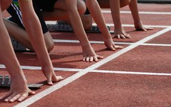 atletika, startovní dráha, běh, běhání, sportovec, závod  / Fotka od e_stamm z Pixabay 
