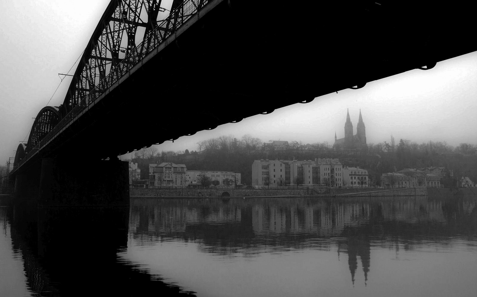 kostel, Vyšehrad, železniční most, most pro vlak, řeka, mlha / foto Jan Kovář