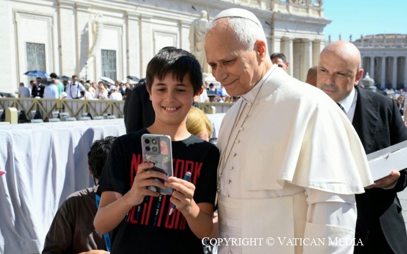 Lev XIV.; selfie / foto Vatican Media