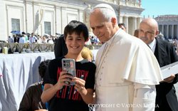 Lev XIV.; selfie / foto Vatican Media