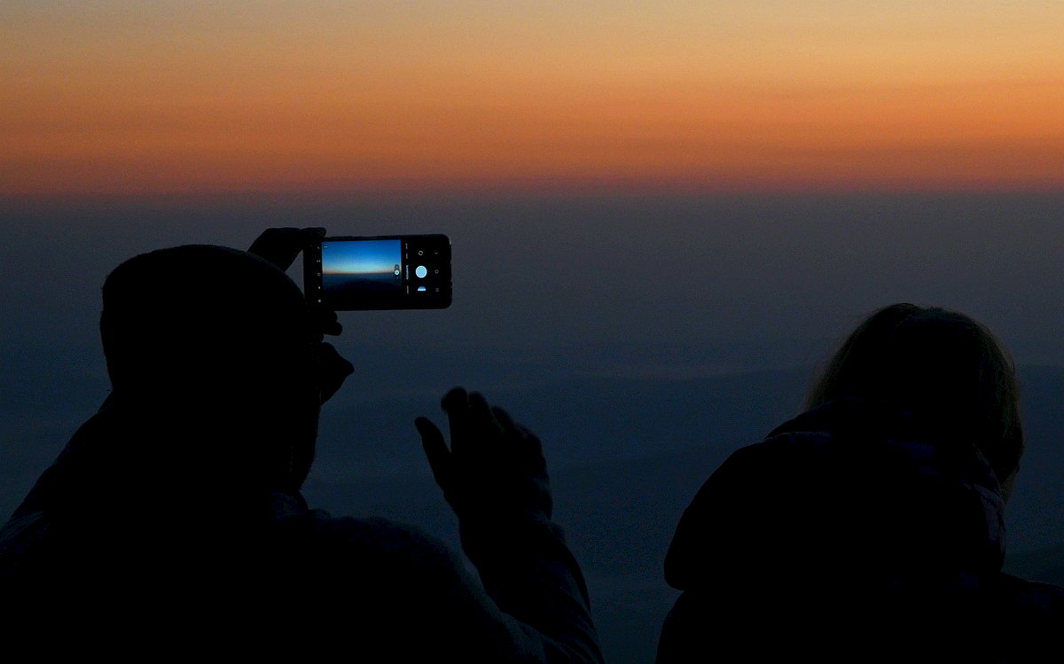 Čekání na východ slunce na Sněžce. Foto displeje mobilu / foto: -ima-