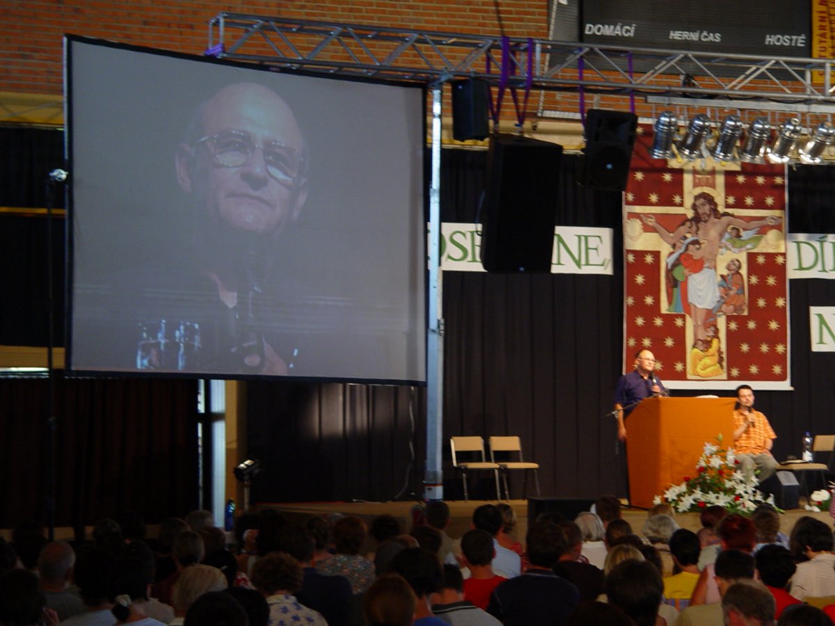 Elias Vella na Katolické charismatické konferenci v Českých Budějovicích v roce 2006 promlouval k několika tisícům lidí / foto -ima-