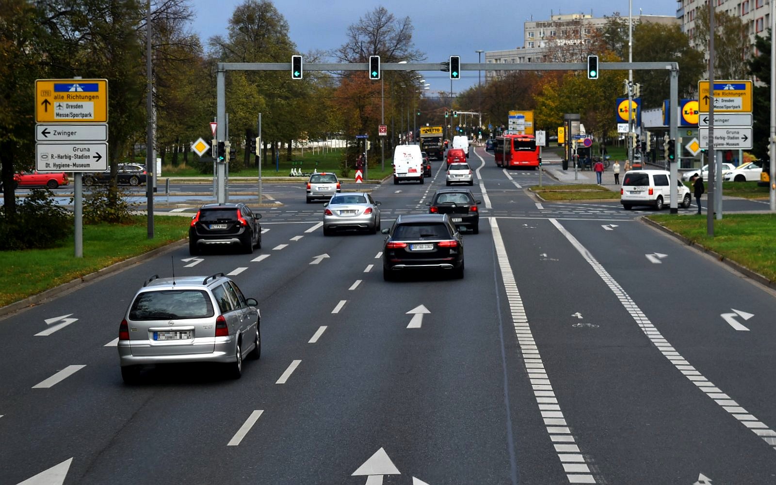 široká silnice, ulice, křižovatka, auta, semafor, ukazatele, rozcestníky / -ima-