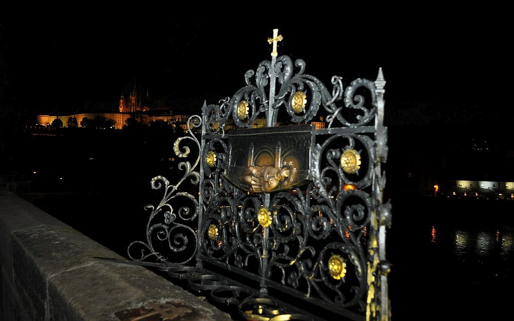 Jan Nepomucký, Karlův most, Hradčany, noční foto / -ima-