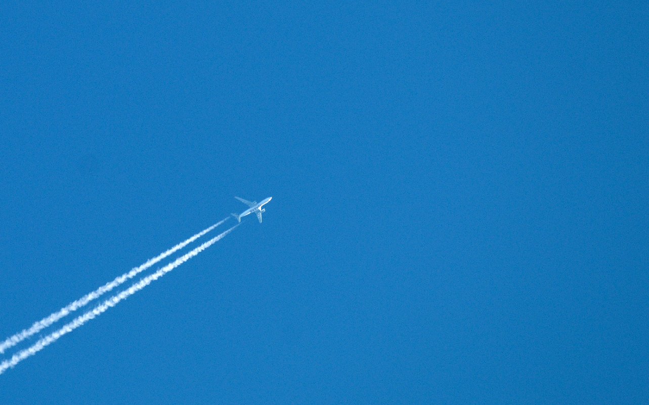 Letadlo, obloha, brázda, stopa / foto Michal Němeček