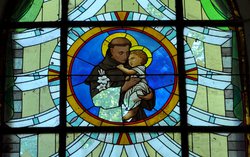 sv. Antonín, kostelní vitráž / foto-ima-