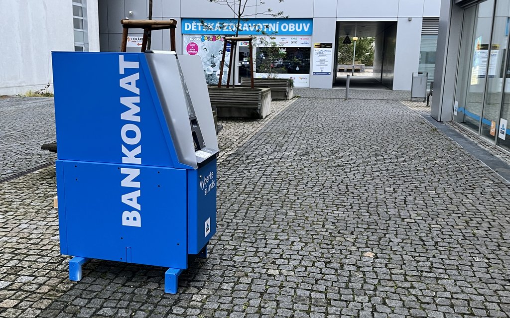 Opuštěný bankomat na chodníku