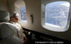 Papež Lev XIV. v letadle / foto Vatican Media