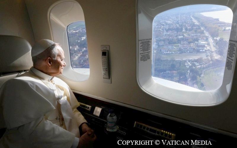 Papež Lev XIV. v letadle / foto Vatican Media